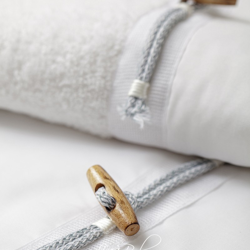 Λαδόπανα Βάπτισης Αγοριού – Λευκό με Μέντα Κορδόνι & Ξύλινο Κουμπί