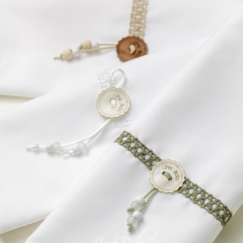 Λαδόπανα Βάπτισης Αγοριού – Λευκό με Πλεκτή Τρέσα & Δερμάτινο Στοιχείο