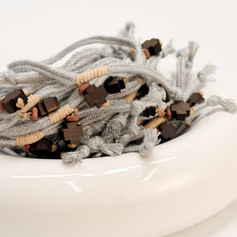 Μαρτυρικό Βραχιόλι Βάπτισης με Γκρι Κορδόνι, Ξύλινο Σταυρό & Μπεζ Ροδέλα