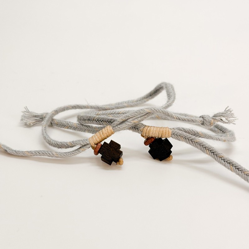 Μαρτυρικό Βραχιόλι Βάπτισης με Γκρι Κορδόνι, Ξύλινο Σταυρό & Μπεζ Ροδέλα