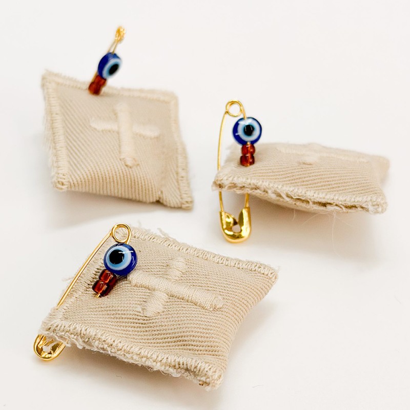 Μαρτυρικό Πέτου Μαξιλαράκι με Κεντητό Σταυρό & Ματάκι