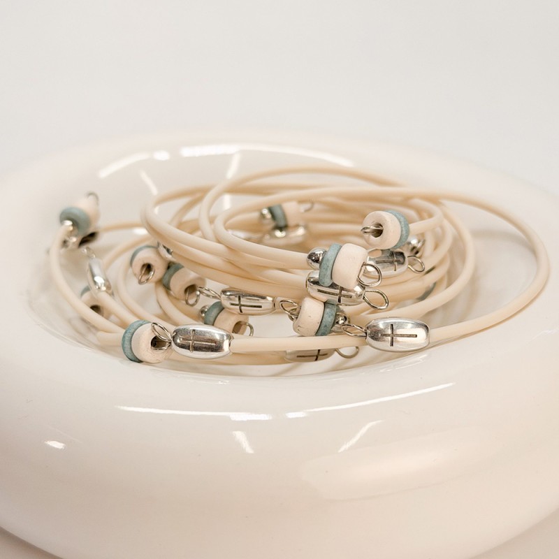 Μαρτυρικό Βραχιόλι Βάπτισης Καουτσούκ με Ασημί Σταυρό και Κεραμικές Ροδέλες