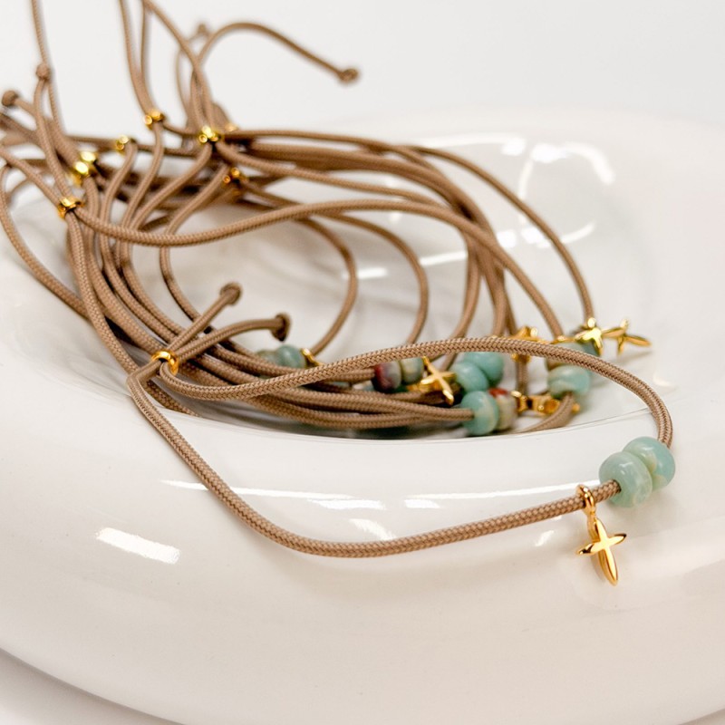 Μαρτυρικό Βραχιόλι με Μπεζ Κορδόνι, Δίχρωμες Βεραμάν Χάντρες & Επιχρυσωμένο Σταυρό