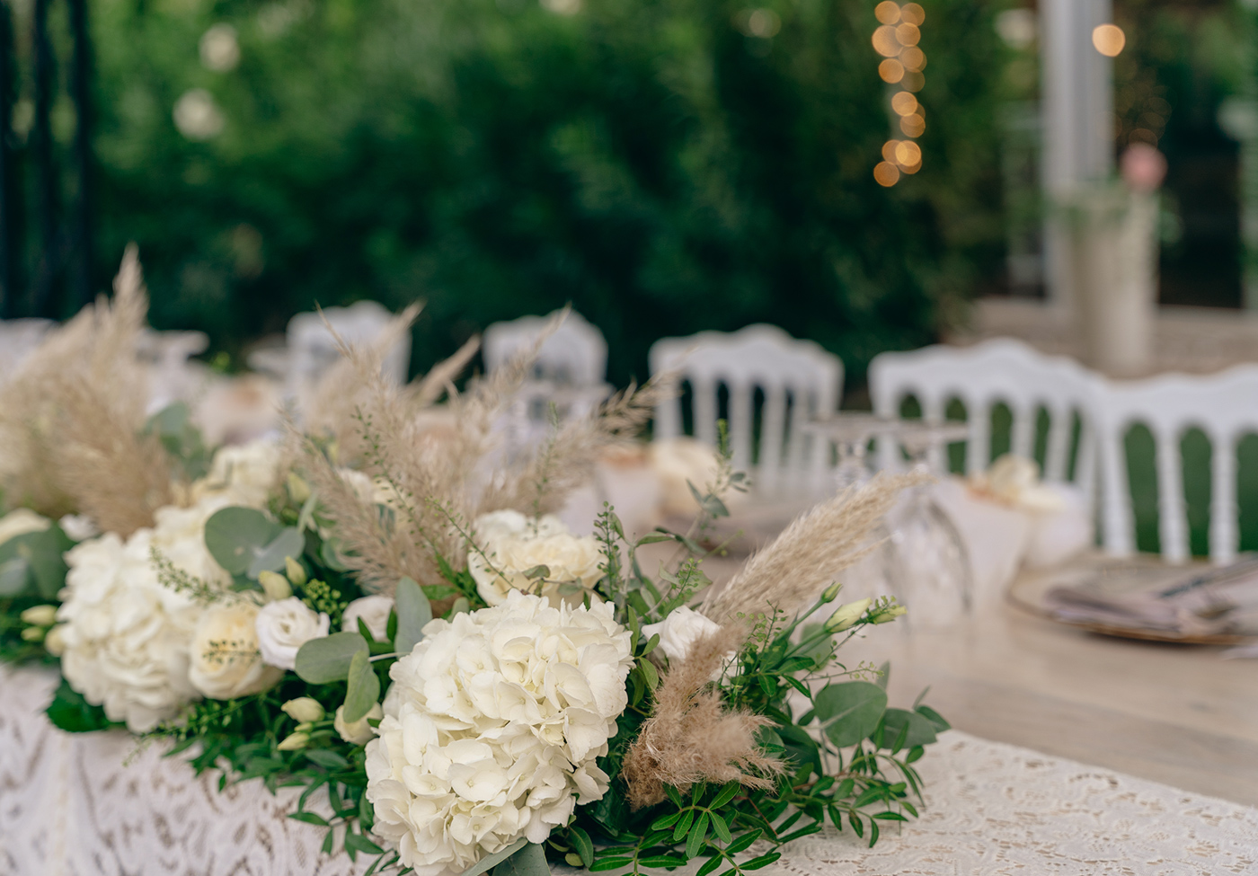 Λεπτομέρεια floral διακόσμησης τραπεζιού γάμου με φυσικά άνθη και pampas