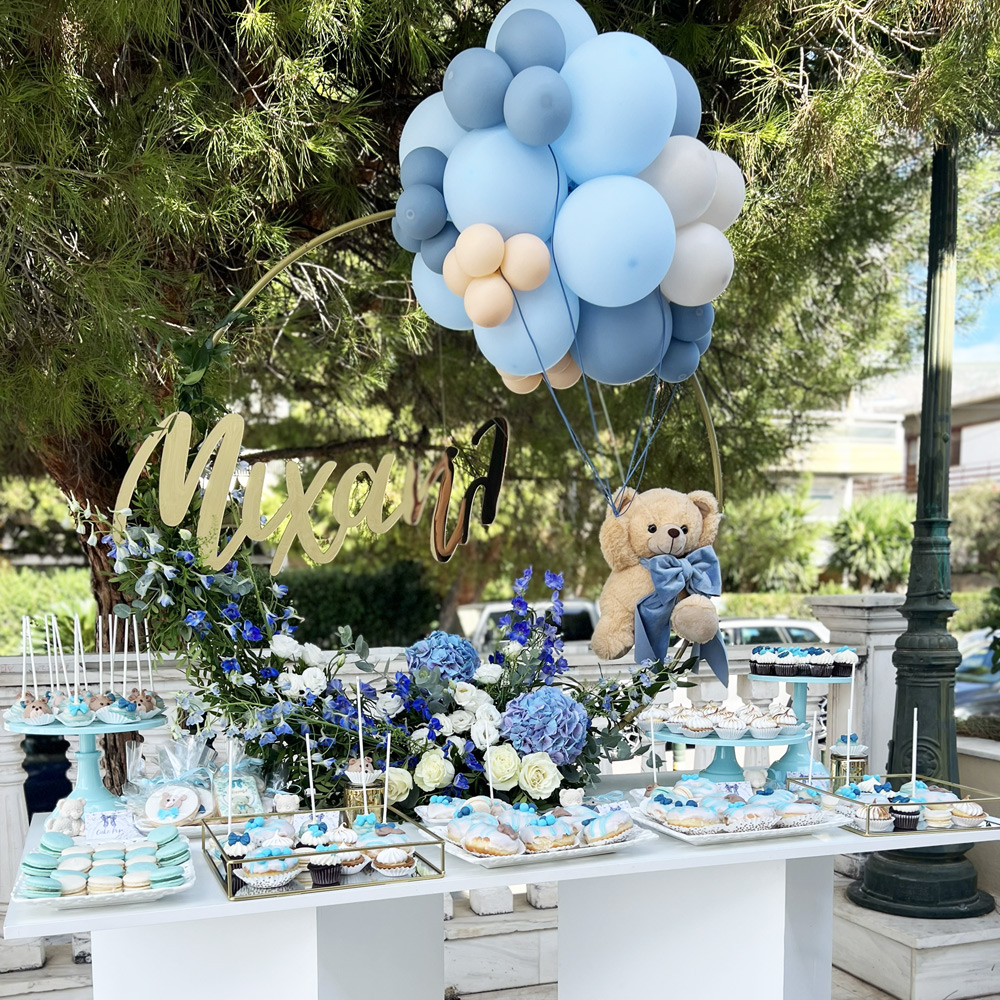 Candy bar βάπτισης αγοριού με θέμα teddy bear σε μπλε και εκρού αποχρώσεις, στον Ιερό Ναό Αγίου Νικολάου Γλυφάδας, με μπαλόνια και γλυκές λεπτομέρειες.