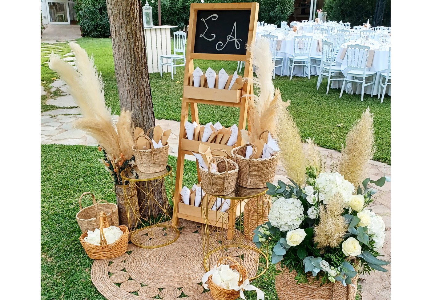Boho διακόσμηση γάμου με welcome stand, ψάθινα καλάθια και pampas grass στο Κτήμα Καλυψώ