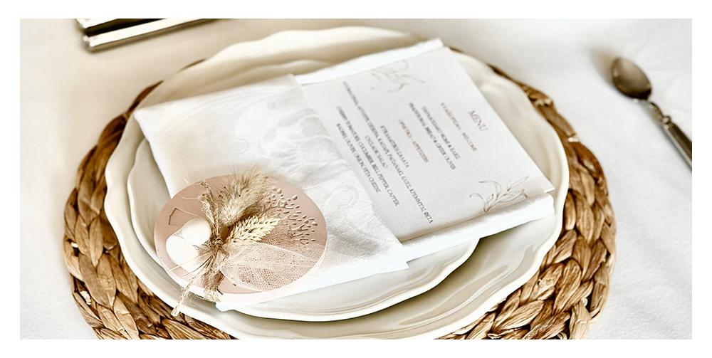 Elegant τραπέζι δεξίωσης γάμου με φυσικά υλικά, πετσέτα και μπομπονιέρα