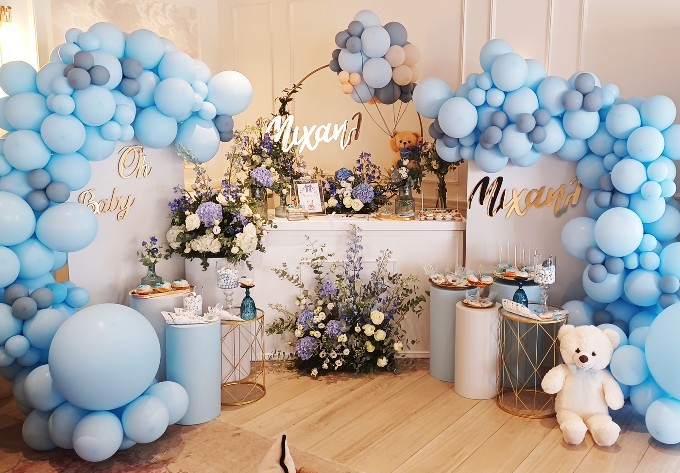 Candy bar βάπτισης αγοριού με teddy bear, μπαλόνια σε μπλε αποχρώσεις και floral διακόσμηση στη δεξίωση στο Golf Prive Γλυφάδας