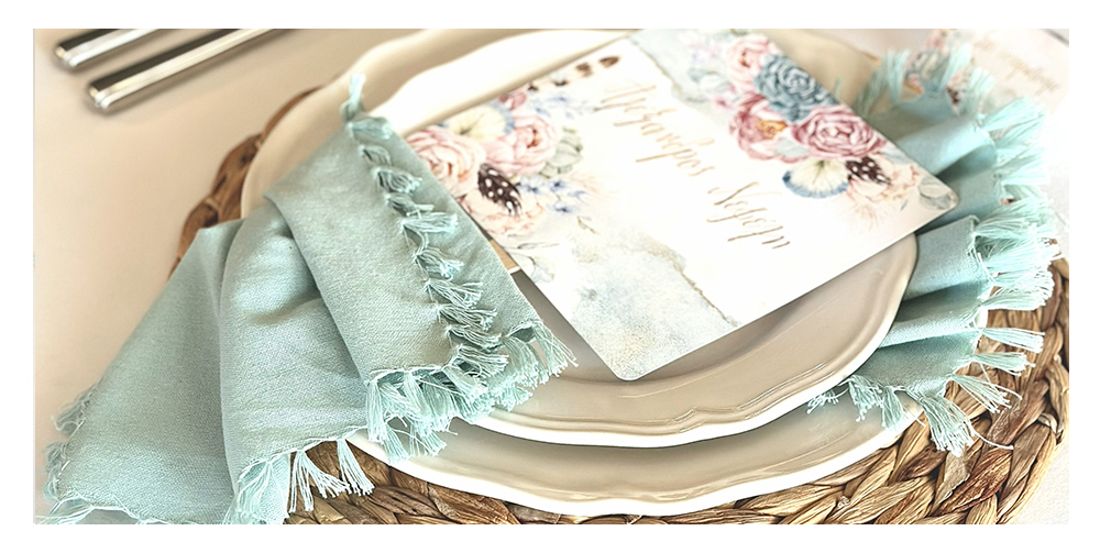 Φυσική διακόσμηση τραπεζιού γάμου με boho αισθητική και art de la table λεπτομέρειες